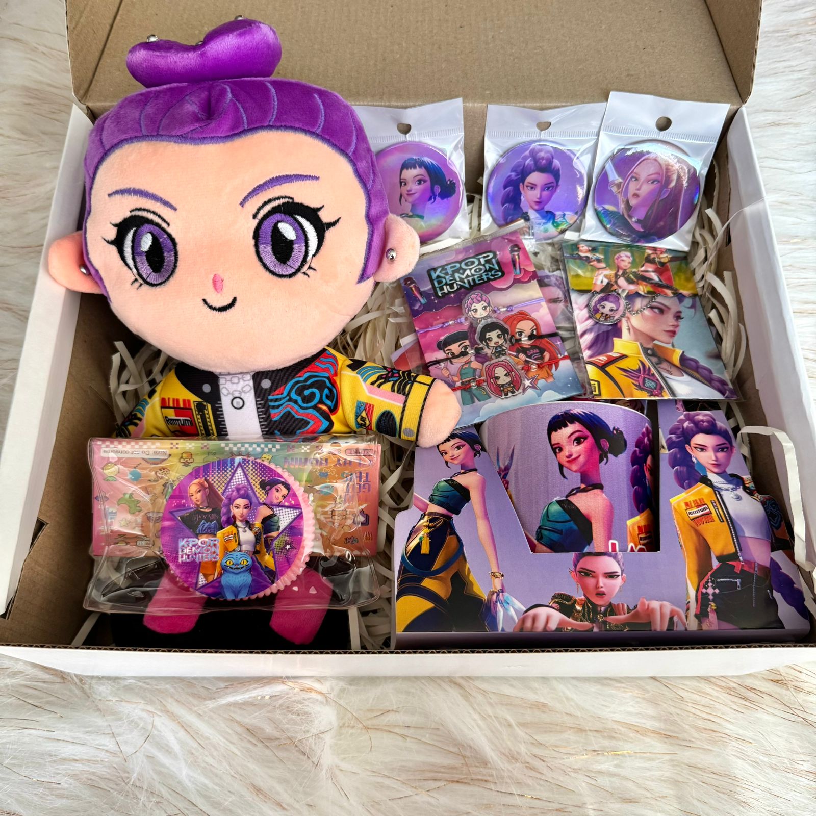KPOP DEMON HUNTER GUERRERAS BOX NAVIDAD 8 REGALOS C/PELUCHE - 1