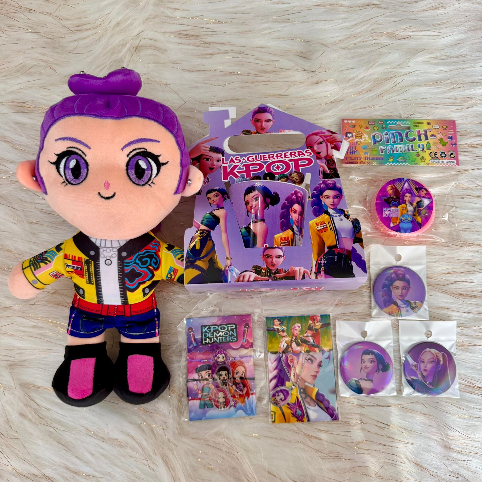 KPOP DEMON HUNTER GUERRERAS BOX NAVIDAD 8 REGALOS C/PELUCHE - 3