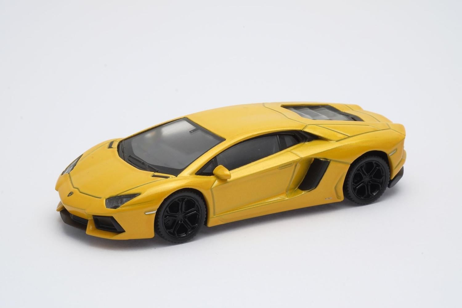 AUTO DE METAL LAMBORGHINI AVENTADOR COUPÉ A ESCALA 1:43 WELLY - 1