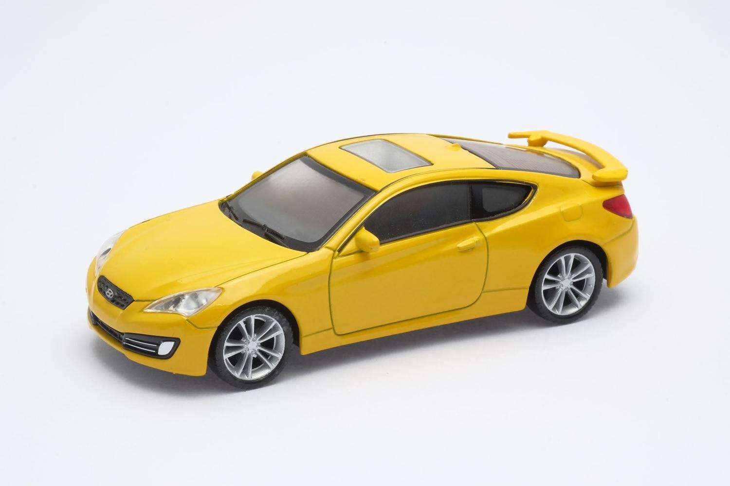 AUTO DE METAL HYUNDAI GENESIS COUPÉ A ESCALA 1:43 WELLY - 1