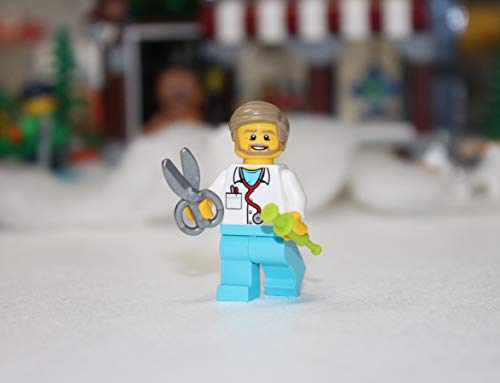 LEGO MINIFIGURA DEL HOSPITAL DE LA CIUDAD - MÉDICO (CON ESTETOSCOPIO IMPRESO JERINGA Y TIJERAS) 60204 - 3