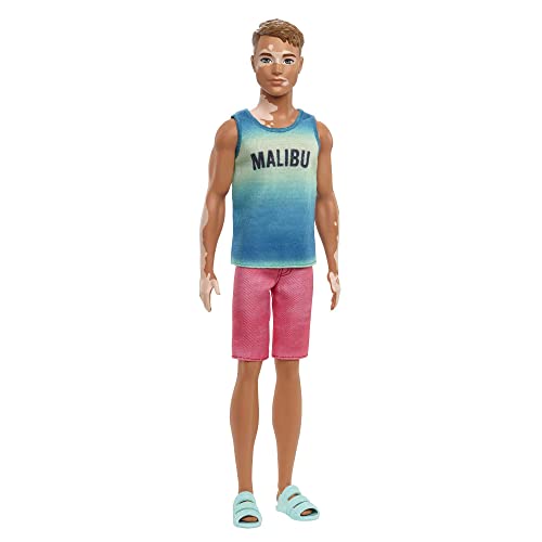 MUÑECA BARBIE FASHIONISTAS KEN 192 CON CABELLO CASTAÑO RECORTADO Y VITILIGO EN TANK TOP MALIBU SHORTS Y SANDALIAS - 1