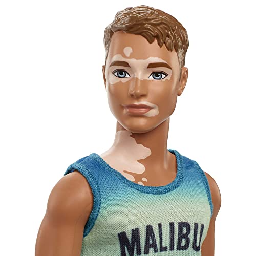 MUÑECA BARBIE FASHIONISTAS KEN 192 CON CABELLO CASTAÑO RECORTADO Y VITILIGO EN TANK TOP MALIBU SHORTS Y SANDALIAS - 3
