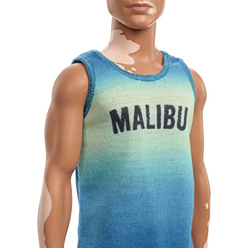 MUÑECA BARBIE FASHIONISTAS KEN 192 CON CABELLO CASTAÑO RECORTADO Y VITILIGO EN TANK TOP MALIBU SHORTS Y SANDALIAS - 4