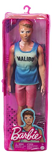 MUÑECA BARBIE FASHIONISTAS KEN 192 CON CABELLO CASTAÑO RECORTADO Y VITILIGO EN TANK TOP MALIBU SHORTS Y SANDALIAS - 6