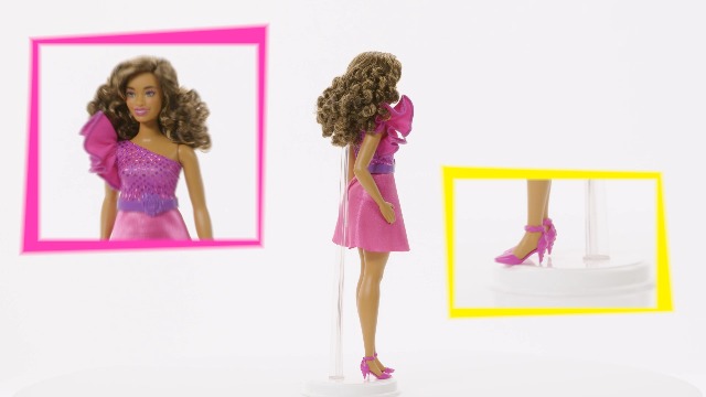 BARBIE FASHIONISTAS DOLL 228 BLIND BARBIE DOLL CON PARTE SUPERIOR ROSA Y FALDA CON VOLANTES CON BASTÓN Y GAFAS DE SOL - 7
