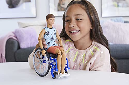 MUÑECA BARBIE KEN CON SILLA DE RUEDAS Y RAMPA JUGUETES PARA NIÑOS FASHIONISTAS MORENA CON CAMISETA PLAYERA Y PANTALONES CORTOS - 2