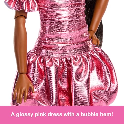 BARBIE MUÑECA DE ESTILO DE LUJO 6 EN VESTIDO ROSA CORAL METÁLICO CON DOBLADILLO DE BURBUJAS PELO NEGRO EN COLA DE CABALLO - 2