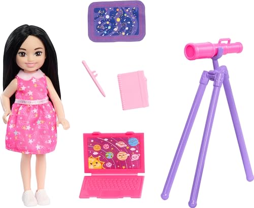 SET DE JUGUETES BARBIE CHELSEA PUEDE SER ASTRÓNOMA MUÑECA PEQUEÑA MORENA CON 5 ACCESORIOS TEMÁTICOS DE CIENCIA INCLUYENDO - 1