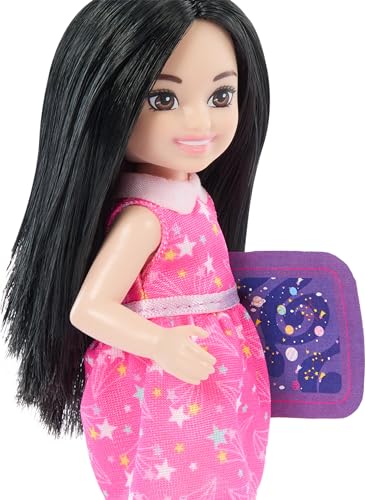 SET DE JUGUETES BARBIE CHELSEA PUEDE SER ASTRÓNOMA MUÑECA PEQUEÑA MORENA CON 5 ACCESORIOS TEMÁTICOS DE CIENCIA INCLUYENDO - 2