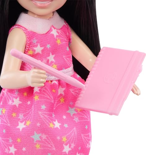 SET DE JUGUETES BARBIE CHELSEA PUEDE SER ASTRÓNOMA MUÑECA PEQUEÑA MORENA CON 5 ACCESORIOS TEMÁTICOS DE CIENCIA INCLUYENDO - 3