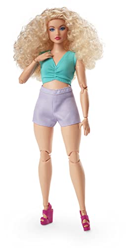 BARBIE MUÑECA DE MODA CON CABELLO RUBIO RIZADO VESTIDO CON TOP CORTO FRUNCIDO Y PANTALONES CORTOS DE LAVANDA SATINADOS POSABLE - 1