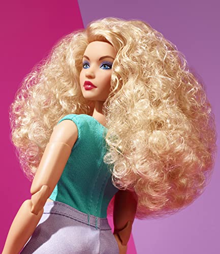 BARBIE MUÑECA DE MODA CON CABELLO RUBIO RIZADO VESTIDO CON TOP CORTO FRUNCIDO Y PANTALONES CORTOS DE LAVANDA SATINADOS POSABLE - 5