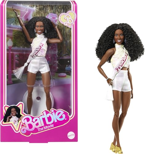 BARBIE MUÑECA COLECCIONABLE THE MOVIE PRESIDENT ISSA RAE COMO PRESIDENTE CON BLUSA BLANCA BRILLANTE Y CONJUNTO CORTO CON CABELLO - 1