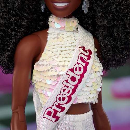 BARBIE MUÑECA COLECCIONABLE THE MOVIE PRESIDENT ISSA RAE COMO PRESIDENTE CON BLUSA BLANCA BRILLANTE Y CONJUNTO CORTO CON CABELLO - 4