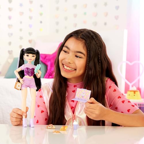 MUÑECA Y SET DE ACCESORIOS BARBIE DREAM BESTIES RENEE CON CABELLO LARGO NEGRO 11 PIEZAS CON TEMÁTICA DE COMIDA Y VIDEO - 2