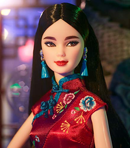 MUÑECA BARBIE SIGNATURE AÑO NUEVO LUNAR DE 12 PULGADAS MORENA CON VESTIDO ROJO DE SATÉN CHEONGSAM CON ACCESORIOS REGALO - 4