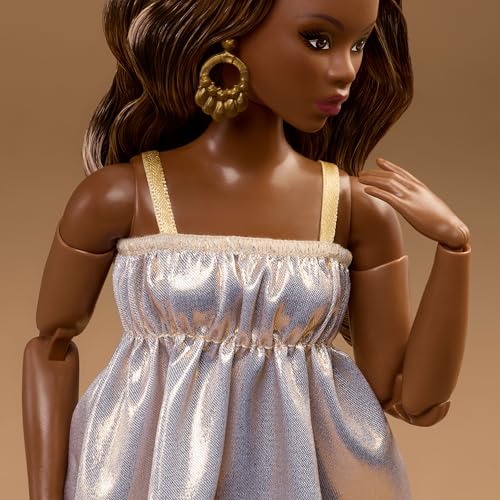 BARBIE BASICS MODEL COLLECTOR FASHION DOLL 09 CON PELO MORENO EN VESTIDO DORADO Y TACONES DE TIRAS MODA DE AJUSTE UNIVERSAL - 4