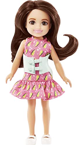 MUÑECA BARBIE CHELSEA MUÑECA PEQUEÑA CON ABRAZADERA PARA CURVATURA DE LA COLUMNA VERTEBRAL POR ESCOLIOSIS MORENA USANDO VESTIDO - 1