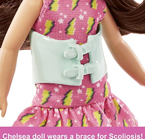 MUÑECA BARBIE CHELSEA MUÑECA PEQUEÑA CON ABRAZADERA PARA CURVATURA DE LA COLUMNA VERTEBRAL POR ESCOLIOSIS MORENA USANDO VESTIDO - 3