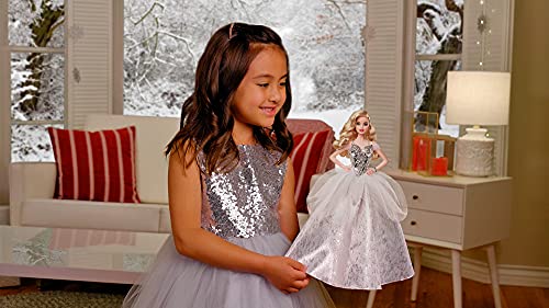 MUÑECA BARBIE SIGNATURE 2021 DE FESTIVIDADES 305 CM CABELLO RUBIO ONDULADO EN VESTIDO PLATEADO CON SOPORTE PARA MUÑECAS - 2