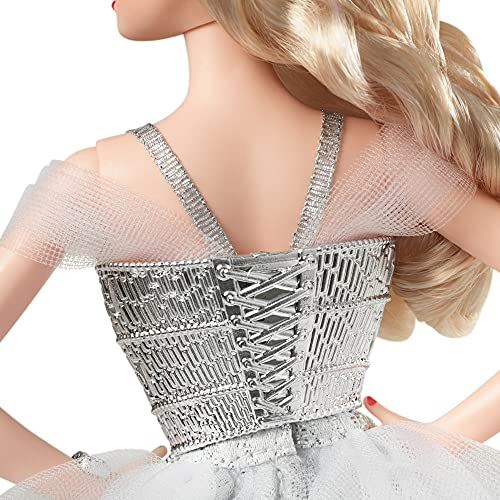 MUÑECA BARBIE SIGNATURE 2021 DE FESTIVIDADES 305 CM CABELLO RUBIO ONDULADO EN VESTIDO PLATEADO CON SOPORTE PARA MUÑECAS - 7