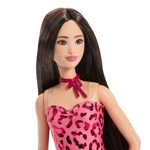 MUÑECA BARBIE FASHIONISTAS 246 CON CABELLO NEGRO VESTIDO SIN TIRANTES DE LEOPARDO ROSA CON ESTAMPADO Y ACCESORIOS COMO COLLAR - 3
