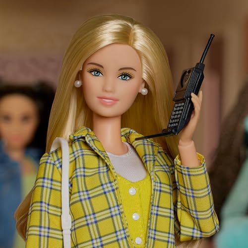 MUÑECA BARBIE SIGNATURE COLECCIÓN CLUELESS CHER EN TRAJE A CUADROS AMARILLO CON MOCHILA TELÉFONO CELULAR Y ACCESORIOS DE PERMISO - 3