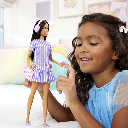 MUÑECA BARBIE FASHIONISTAS 245 MUÑECA AUTISTA CON VESTIDO DE RAYAS MORADO Y ACCESORIOS COMO FIDGET SPINNER TABLETA Y AURICULARES - 2
