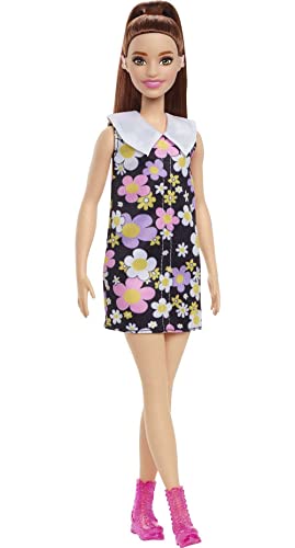 MUÑECA BARBIE FASHIONISTAS 187 CON AUDÍFONOS DETRÁS DE LA OREJA COLA DE CABALLO MORENA VESTIDO CRUZADO Y BOTAS ROSAS - 1