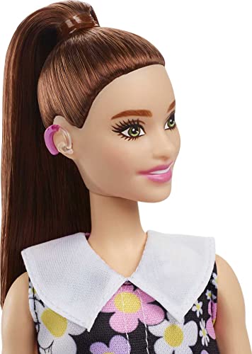 MUÑECA BARBIE FASHIONISTAS 187 CON AUDÍFONOS DETRÁS DE LA OREJA COLA DE CABALLO MORENA VESTIDO CRUZADO Y BOTAS ROSAS - 3