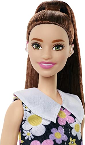 MUÑECA BARBIE FASHIONISTAS 187 CON AUDÍFONOS DETRÁS DE LA OREJA COLA DE CABALLO MORENA VESTIDO CRUZADO Y BOTAS ROSAS - 4