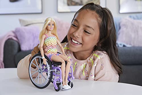 MUÑECA BARBIE CON SILLA DE RUEDAS Y RAMPA JUGUETES Y REGALOS PARA NIÑOS RUBIA BARBIE FASHIONISTAS MONO ARCOÍRIS ROPA Y ACCESORIOS - 2