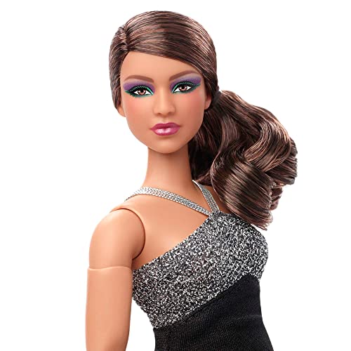 MUÑECA BARBIE LOOKS FASHION CON CABELLO CASTAÑO ONDULADO Y TIPO DE CUERPO CURVY USANDO UN VESTIDO HALTER PLATEADO Y NEGRO - 2