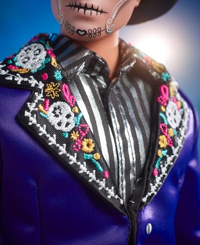 BARBIE SIGNATURE KEN FASHION MUÑECA 2023 DIA DE MUERTOS COLECCIONABLE CON CHAQUETA AZUL SOMBRERO NEGRO Y SOPORTE PARA MUÑECA - 4