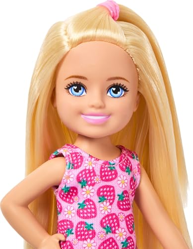 BARBIE CLUB CHELSEA MUÑECA PEQUEÑA 6 PULGADAS CON CABELLO RUBIO VISTIENDO VESTIDO EXTRAÍBLE CON ESTAMPADO DE FRESA Y ZAPATOS - 2