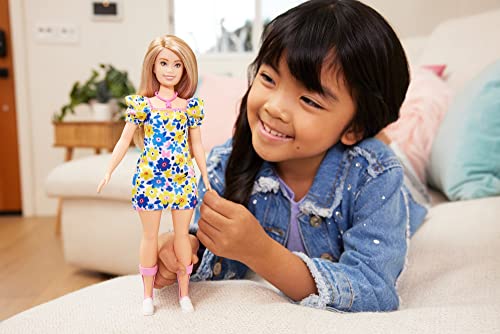 MUÑECA BARBIE FASHIONISTAS 208 CON SÍNDROME DE DOWN USANDO VESTIDO FLORAL CREADA EN ASOCIACIÓN CON LA SOCIEDAD NACIONAL - 2