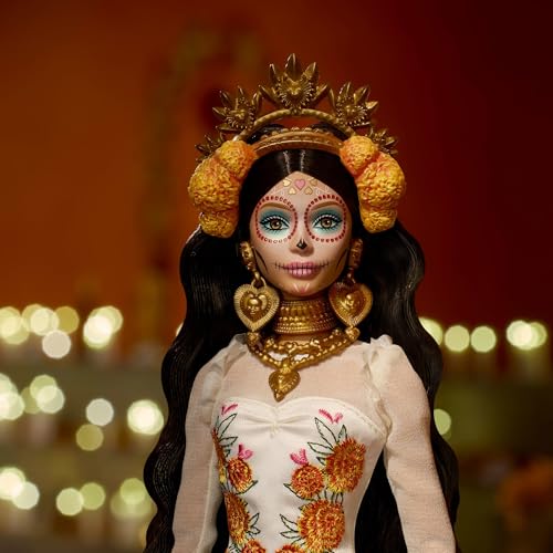 MUÑECA BARBIE SIGNATURE DÍA DE MUERTOS 2025 COLECCIONABLE EN VESTIDO CREMA CON VOLANTES ADORNADO CON CALÉNDULAS Y CINTA CORONA - 2