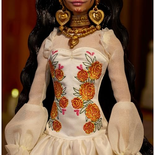 MUÑECA BARBIE SIGNATURE DÍA DE MUERTOS 2025 COLECCIONABLE EN VESTIDO CREMA CON VOLANTES ADORNADO CON CALÉNDULAS Y CINTA CORONA - 3