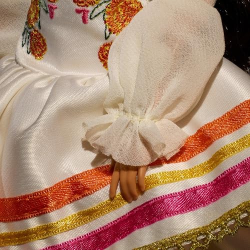 MUÑECA BARBIE SIGNATURE DÍA DE MUERTOS 2025 COLECCIONABLE EN VESTIDO CREMA CON VOLANTES ADORNADO CON CALÉNDULAS Y CINTA CORONA - 5