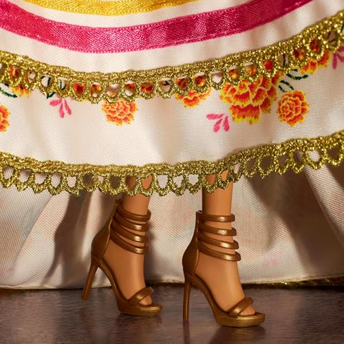 MUÑECA BARBIE SIGNATURE DÍA DE MUERTOS 2025 COLECCIONABLE EN VESTIDO CREMA CON VOLANTES ADORNADO CON CALÉNDULAS Y CINTA CORONA - 6
