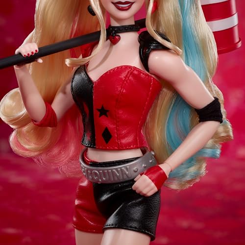 BARBIE MUÑECA COLECCIONISTA HARLEY QUINN SIGNATURE CON CUERPO POSABLE ATUENDO ICÓNICO Y ACCESORIO DE MAZA COLECCIONABLE DE DC - 4