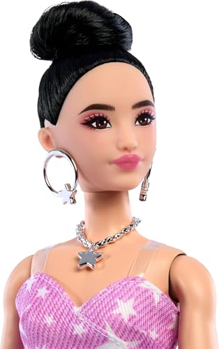 BARBIE MUÑECA DE ESTILO DE LUJO 11 EN VESTIDO DE MEZCLILLA ROSA ESTAMPADO DE ESTRELLAS CON MEDIAS A JUEGO PELO NEGRO EN MOÑO - 3