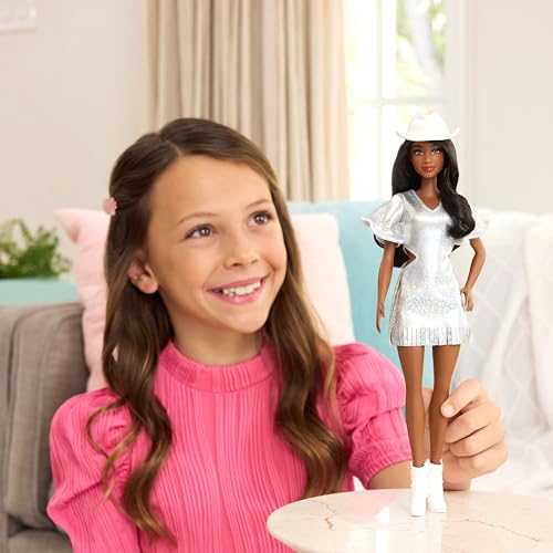 MUÑECA BARBIE FASHIONISTAS 239 CON CABELLO NEGRO USANDO UN VESTIDO DE FLECOS PLATEADOS BRILLANTES CON ACCESORIOS DEL OESTE COMO - 2