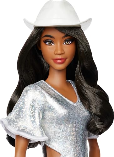 MUÑECA BARBIE FASHIONISTAS 239 CON CABELLO NEGRO USANDO UN VESTIDO DE FLECOS PLATEADOS BRILLANTES CON ACCESORIOS DEL OESTE COMO - 3