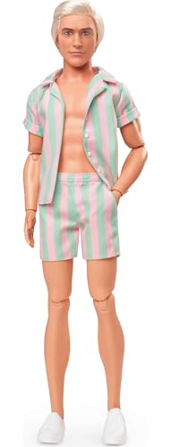 BARBIE THE MOVIE KEN DOLL CON JUEGO DE PLAYA A RAYAS ROSA PASTEL Y VERDE CON TABLA DE SURF Y ZAPATILLAS BLANCAS - 4
