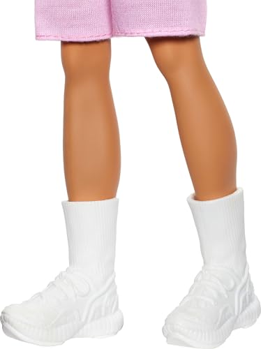 MUÑECO BARBIE FASHIONISTAS KEN N 241 CON CABELLO RUBIO USANDO UNA CAMISA POLO A RAYAS ROJAS Y BLANCAS CON PANTALONES CORTOS - 3
