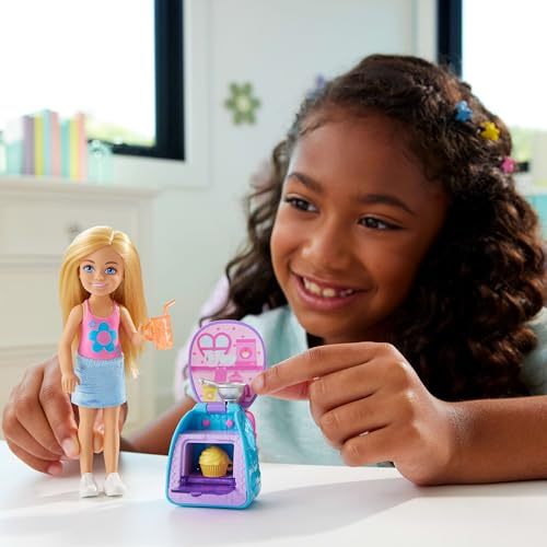 BARBIE FAMILY FRIENDS MUÑECA CHELSEA RUBIA CON MOCHILA PARA HORNEAR CUPCAKES MOCHILA USABLE CON PIEZAS DE JUEGO PARA HORNEAR - 2