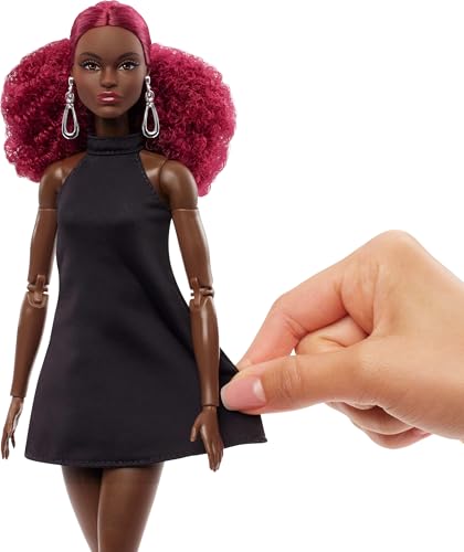 MUÑECA COLECCIONISTA BARBIE BASICS MODELO 03 CON PELO RIZADO ROJO MINI VESTIDO NEGRO Y BOTAS MODAS DE AJUSTE UNIVERSAL CUERPO - 3