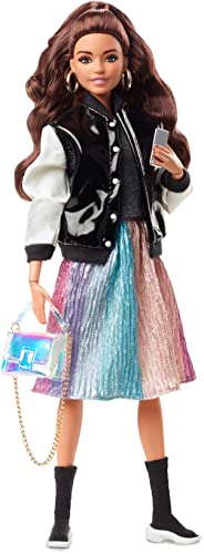 BARBIE SIGNATURE BARBIESTYLE CONJUNTO DE ROPA Y MUÑECA DE MODA MORENA CON 2 BLUSAS FALDA JEANS CHAQUETA 2 PARES DE ZAPATOS - 1